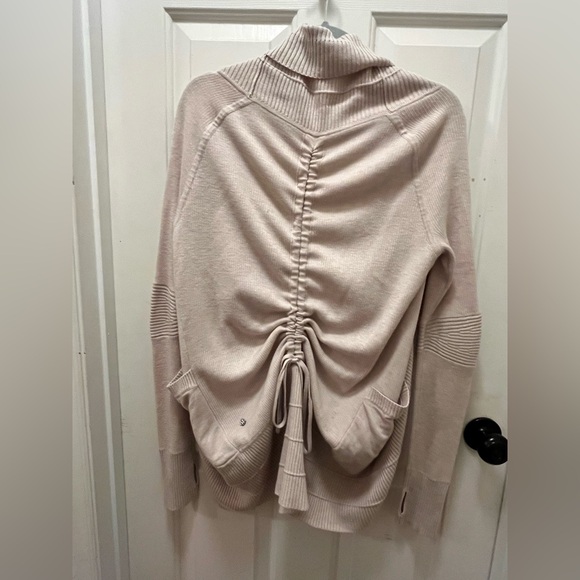 π Lululemon LIKE NEW Transformation Wrap - Heathered Dune/White - Sz 6 - Picture 12 of 13